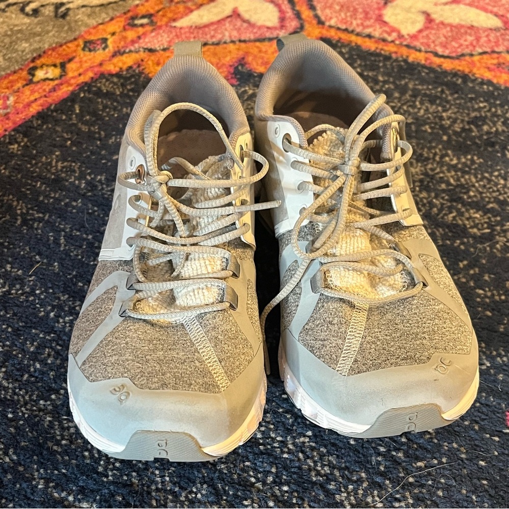 On. tennis shoes, size W6.5 gray and white